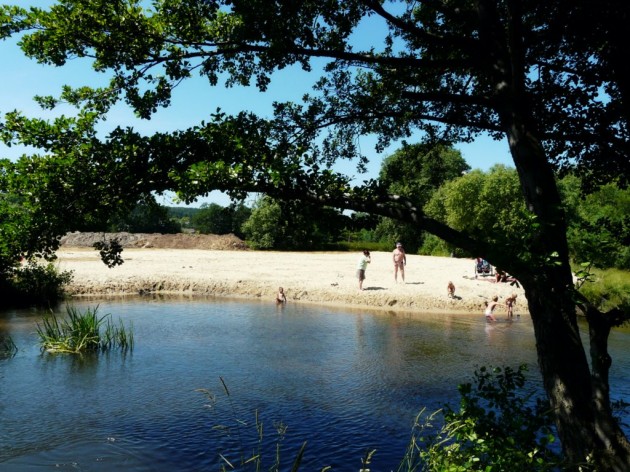 plaża nad rzeką z przywiezionego z nad morza piasku