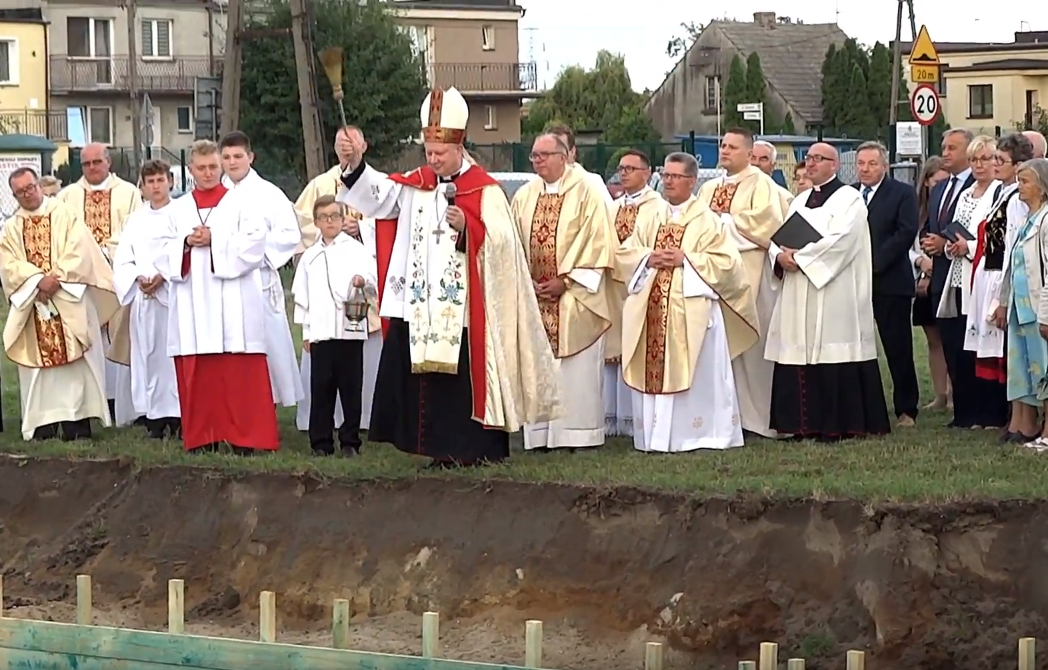 Uroczystość poświęcenia placu pod budowę nowego kościoła