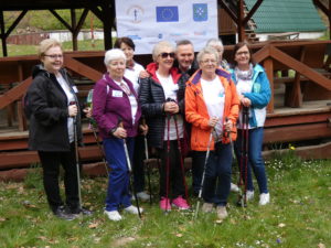 Seniorzy UTW na marszu Nordic Walking