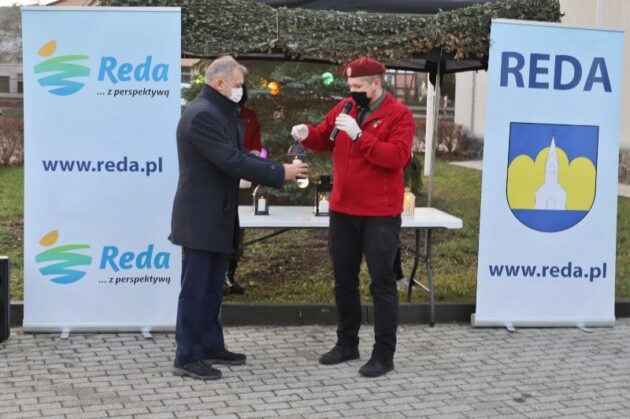 Burmistrz Miasta Redy odbiera Betlejemskie Światło Pokoj